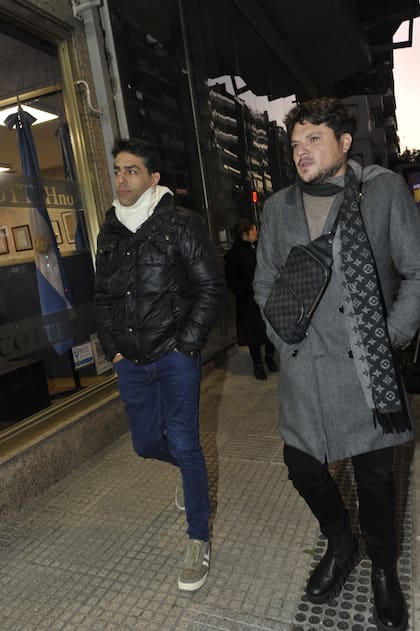 El actor Alejandro Cupitó fue fotografiado minutos antes de ingresar al lugar para despedir a su amigo