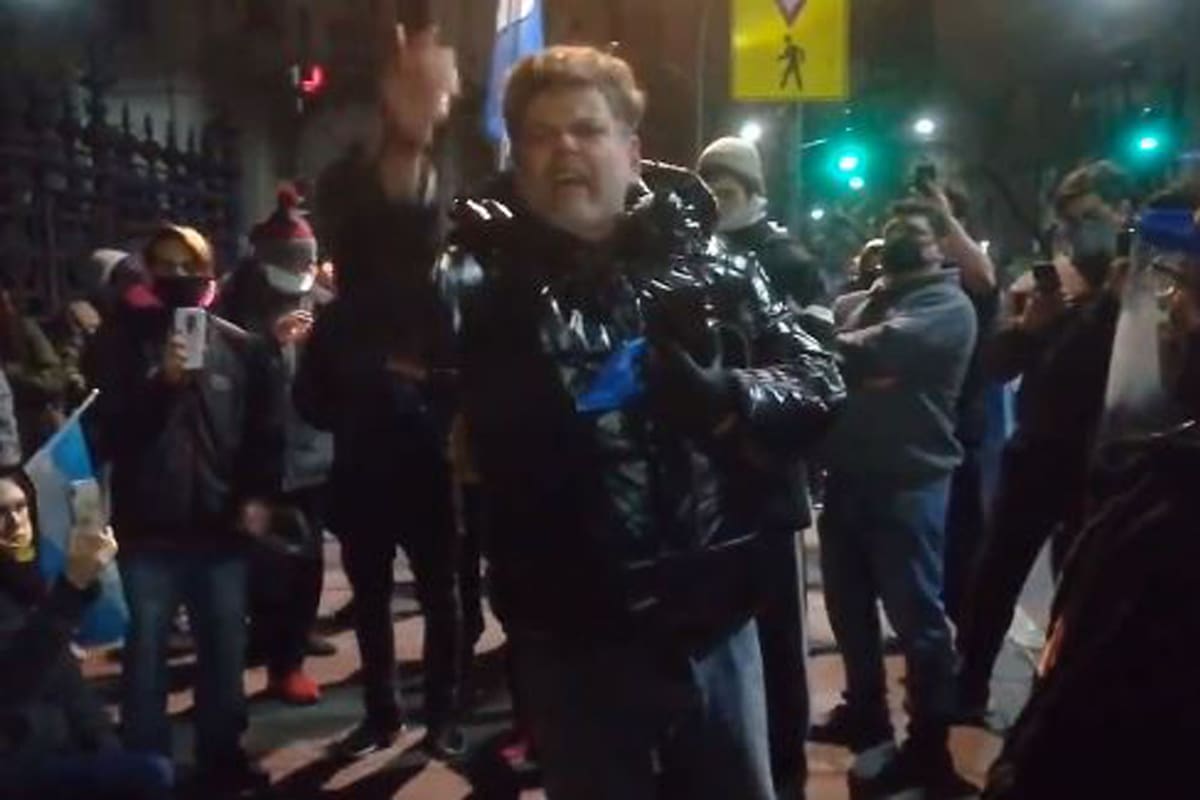 El actor Alfredo Casero fue al Congreso y arengó a manifestantes