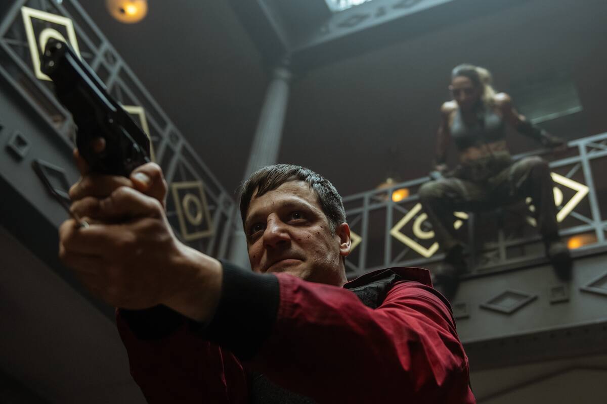 El actor argentino Rodrigo de la Serna y Jennifer Miranda en episodio 9 de la quinta temporada de La Casa de Papel (Foto: Tamara Arranz/Netflix)