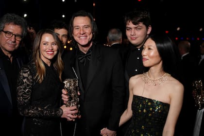 El actor asistió a la gala parisina acompañado por su hija Jane, su nieto Jackson y su novia, Min Ah. A pesar de que están juntos hace tiempo, fue la primera aparición pública del actor con su actual pareja