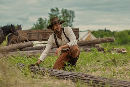 El actor australiano Luke Bracey es el Charles Ingalls de La casa de la pradera