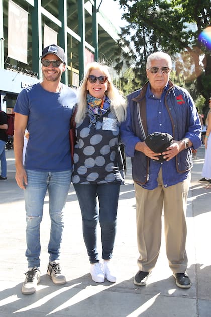 El actor Benjamín Vicuña, habitué del Abierto, llegó acompañado por su madre, Isabel Luco, y su marido, Oussama Aboughazale, que cría caballos pura sangre.