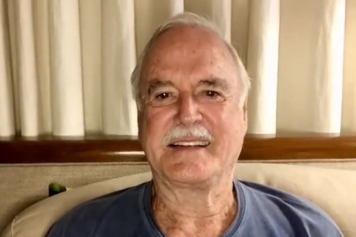 El actor británico John Cleese enfurece a los usuarios en Twitter con comentarios calificados de transfóbicos al defender a JK Rowling