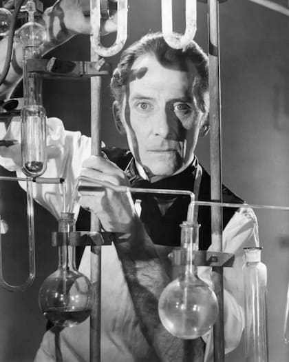 El actor británico Peter Cushing interpretó al barón Victor Frankenstein en "Frankenstein debe ser destruido", de 1969