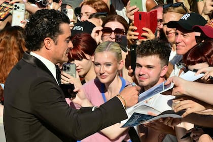 El actor británico también se acercó al público y firmó autógrafos y se tomó selfies con sus fanáticos