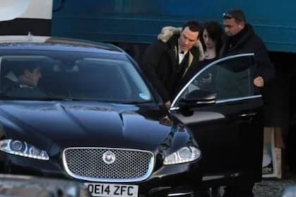 El actor británico tiene dos Jaguar, uno de ellos es un XJ como el que aparece en la imagen.