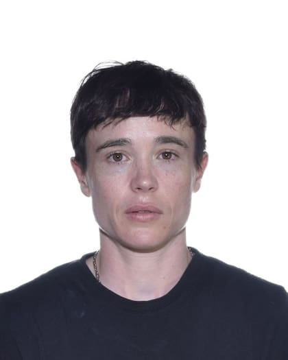 El actor canadiense Elliot Page se dijo feliz por la nueva foto de su pasaporte, un paso importante en su transición de género