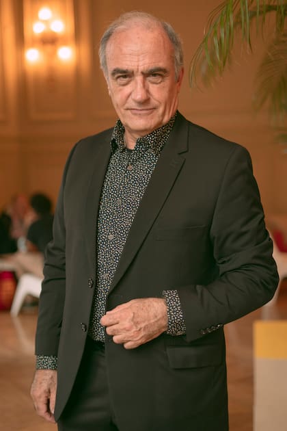 El actor catalán Francesc Orella, conocido por dar vida al personaje principal en la serie Merlí, encarna al doctor Pedro Ara en la serie basada en el libro de Tomás Eloy Martínez