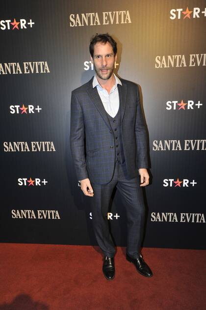 El actor chileno Gonzalo Valenzuela, muy elegante