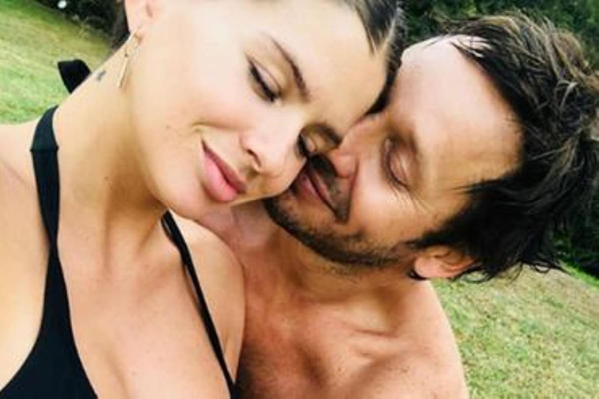 El actor chileno habló sobre su pareja en una nota de tapa con la revista Caras.