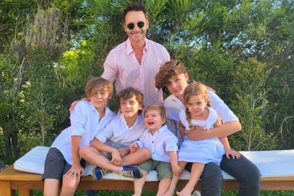 El actor chileno posó junto a sus hijos desde su nueva casa (Foto Instagram @benjaminvicuna.ok)