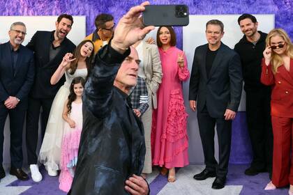 El actor Christopher Meloni realiza una selfie con el elenco de Amigos imaginarios, que incluye a Steve Carell, John Krasinski, Cailey Fleming, Audrey Hoffman, Fiona Shaw, Maya Rudolph, Matt Damon, Bradley Cooper y Amy Schumer