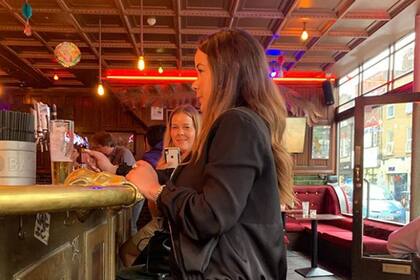 El actor Cole Sprouse saca fotos sin que se den cuenta a los que cree que le están sacando fotos a él sin que se den cuenta.