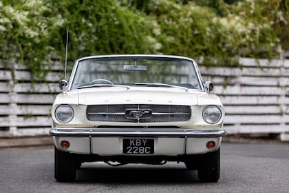 El actor compró el convertible de 1965 pintado en blanco marfil