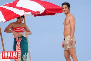 El actor –con un traje de baño de Fendi– y la modelo –con un bikini rayado– se protegieron del sol de Miami Beach al amparo de una sombrilla.