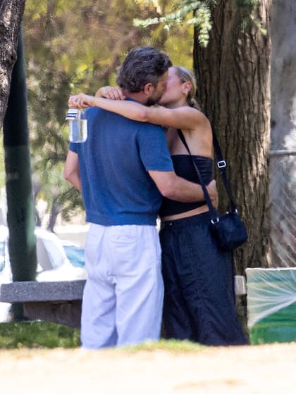 El actor, de 48 años, y la modelo, de 29, fueron fotografiados el lunes pasado a los besos en Los Ángeles