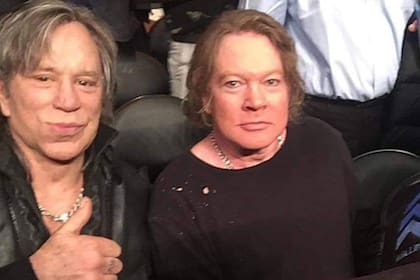 El actor de 9 semanas y media y el líder de Guns N Roses fueron retratados por un fan y nadie quiso dejar de opinar sobre sus transformadas fisonomías