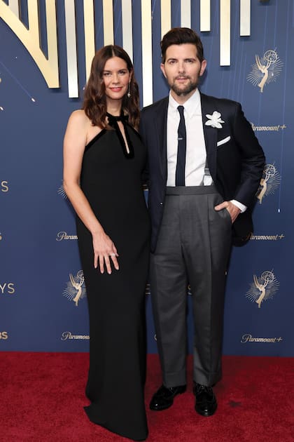 El actor de la serie
Severance, Adam
Scott, llegó junto a su
mujer Naomi Scott,
con looks sobrios y
elegantes.