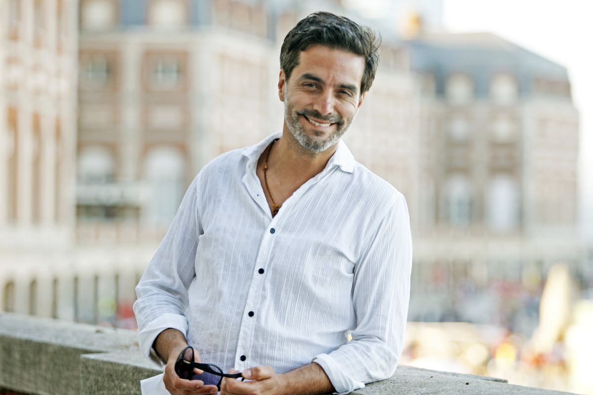 El actor de Montecristo y Vidas robadas protagoniza por primera vez una comedia, Locos de contento, pieza que no perdió vigencia y refleja lo que a él mismo le preocupa de la sociedad argentina