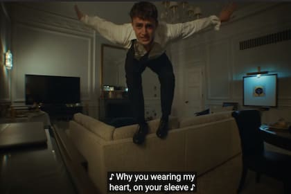 El actor de Normal People protagoniza el video de "Scarlet"