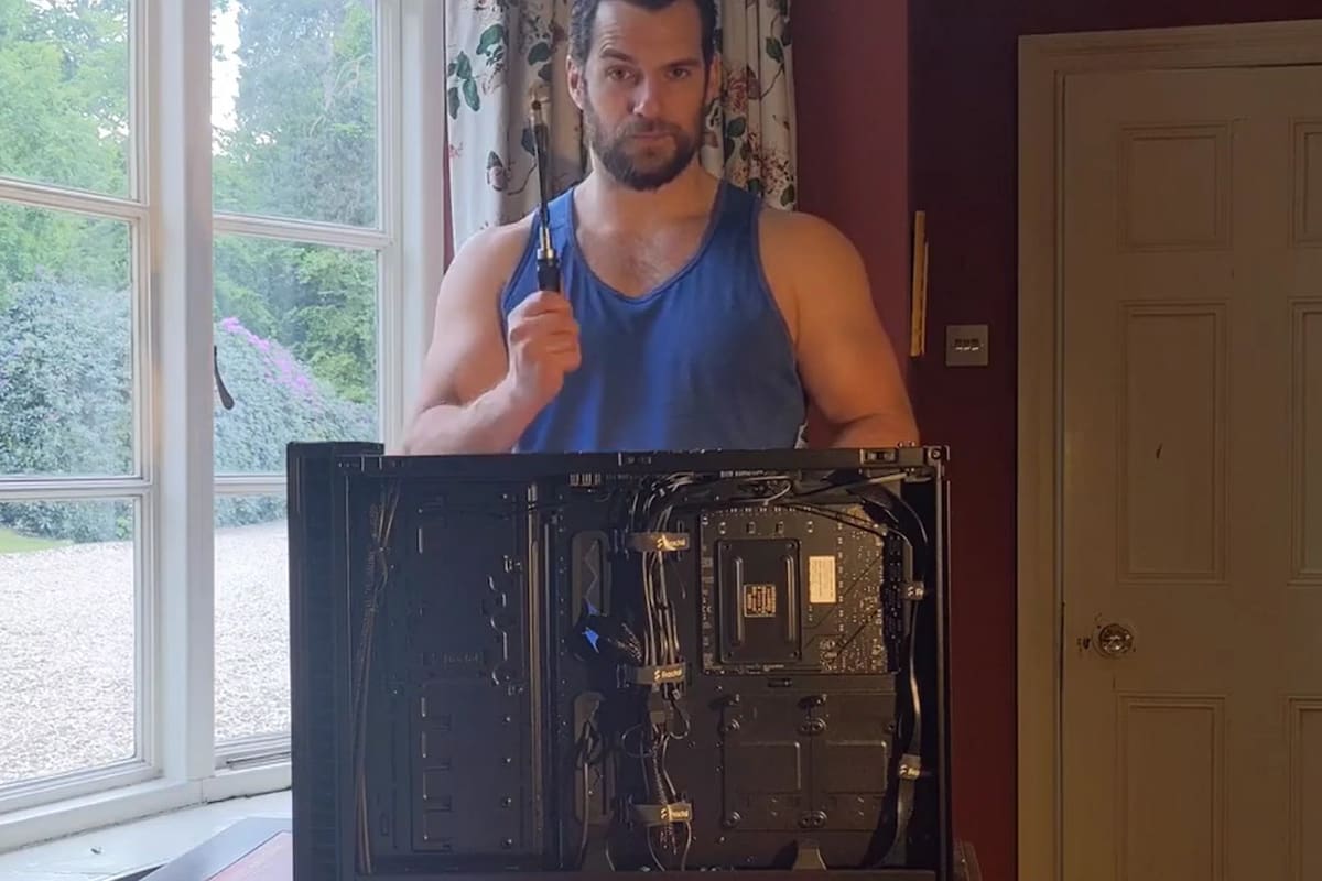 El actor de Superman y la serie The Witcher mostró sus habilidades para armar una computadora de escritorio en un video publicado en su cuenta de Instagram