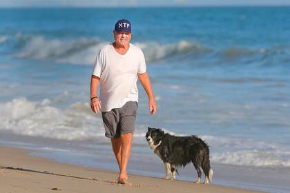 El actor descansa en su refugio
frente al mar. Atrás parecen haber
quedado sus días de excesos y
adicciones mientras apuesta a una
vida más familiar