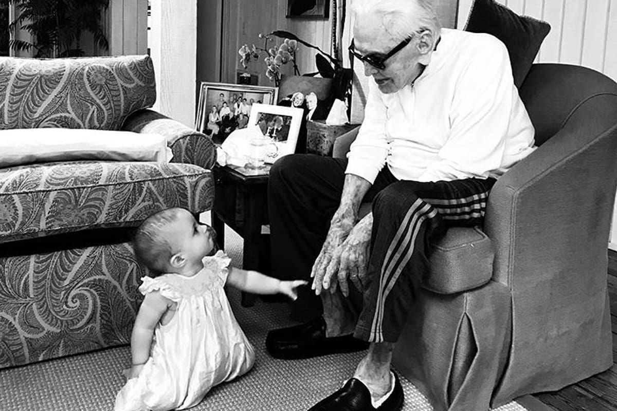 El actor disfrutó de la visita de su bisnieta que es hija de Cameron, hijo de Michael Douglas