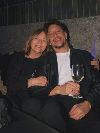 El actor, emocionado junto a su mamá, Mirta Mantovani
