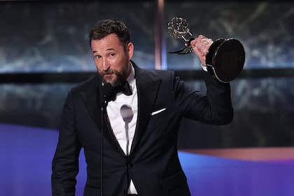 El actor en 2025 recibiendo su premio Emmy por su actuación en la serie The Pitt