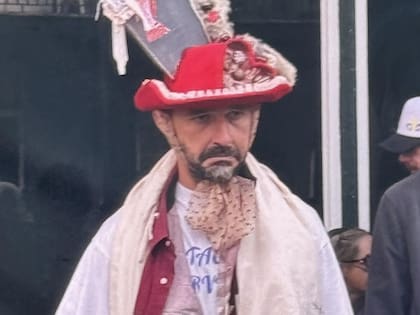 El actor en el momento de los hechos, luciendo un llamativo sombrero de copa rojo