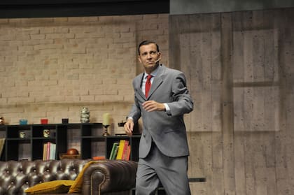 El actor en la piel de Francisco Pignon, el personaje que interpreta en la comedia francesa La cena de los tontos que se ofrece en el teatro Neptuno de Carlos Rottemberg