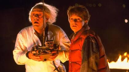 El actor en una escena de Volver al futuro; esa saga que lo llevó a la fama y donde interpretó a Marty McFly; un adolescente de California que regresa a los años 50 cuando un experimento de su excéntrico amigo científico Doc Brown (Christopher Lloyd) sale mal