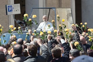John Malkovich desfiló como el "Papa nuevo" frente al Vaticano