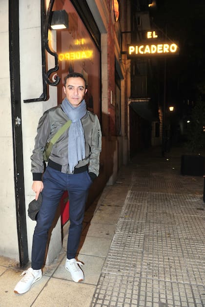 El actor español Ángel Ruiz, en la puerta del teatro El Picadero, donde encarna al legendario Miguel de Molina