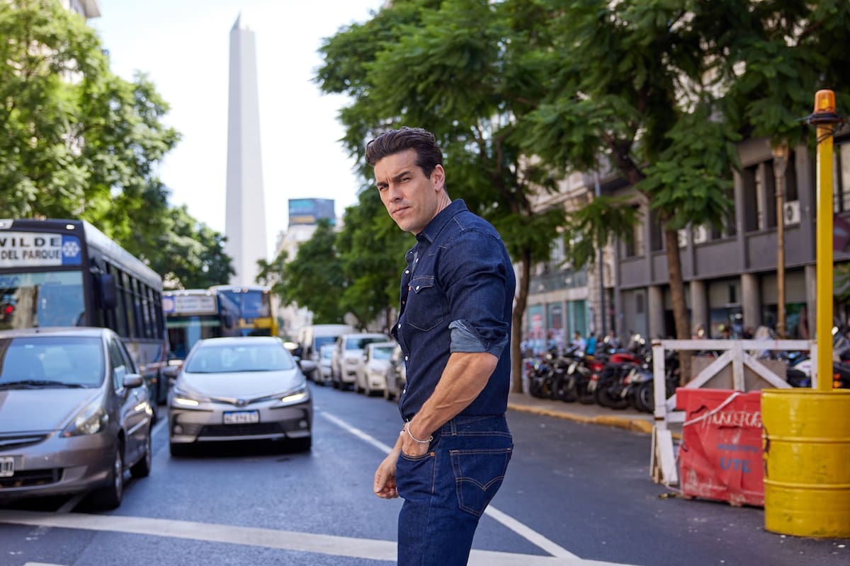 El actor español Mario Casas en una producción fotográfica con el Obelisco de fondo durante su visita a Buenos Aires