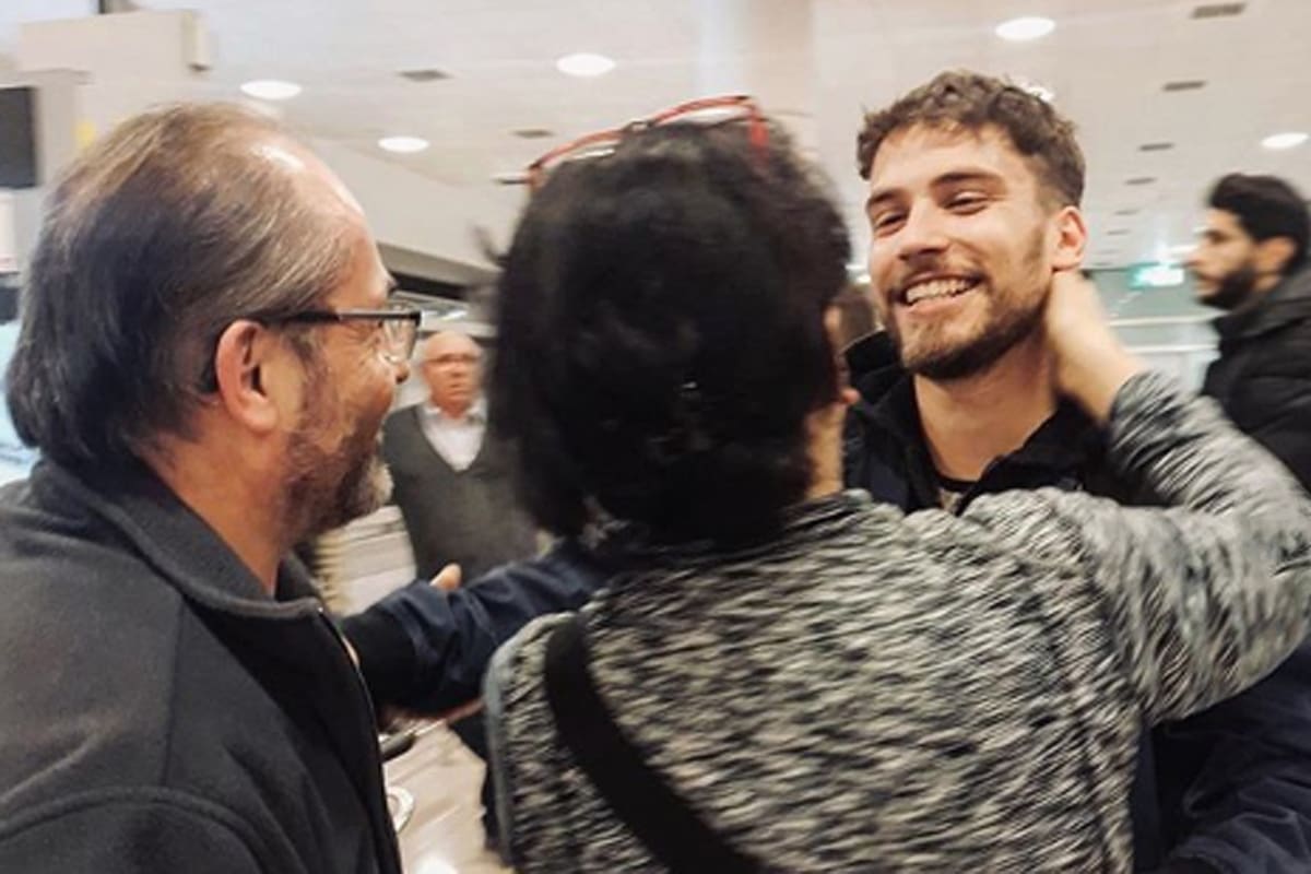 El actor español volvió a Barcelona y su familia lo esperó en el aeropuerto