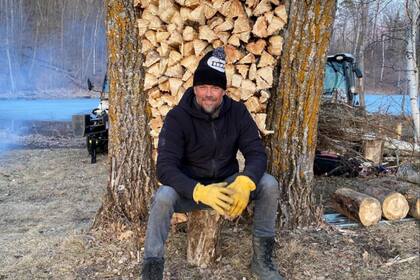 El actor estadounidense, Josh Duhamel, construyó una cabaña rústica en Minnesota donde vive junto a su familia