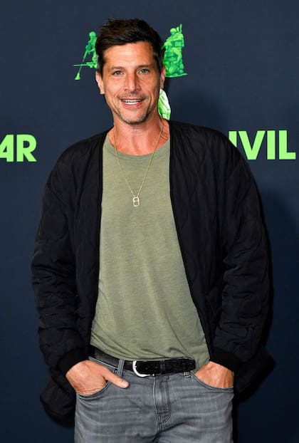 El actor estadounidense Simon Rex, parte del elenco de Guerra Civil, fue el más descontracturado a la hora de elegir look: optó por un jean y una remera de algodón