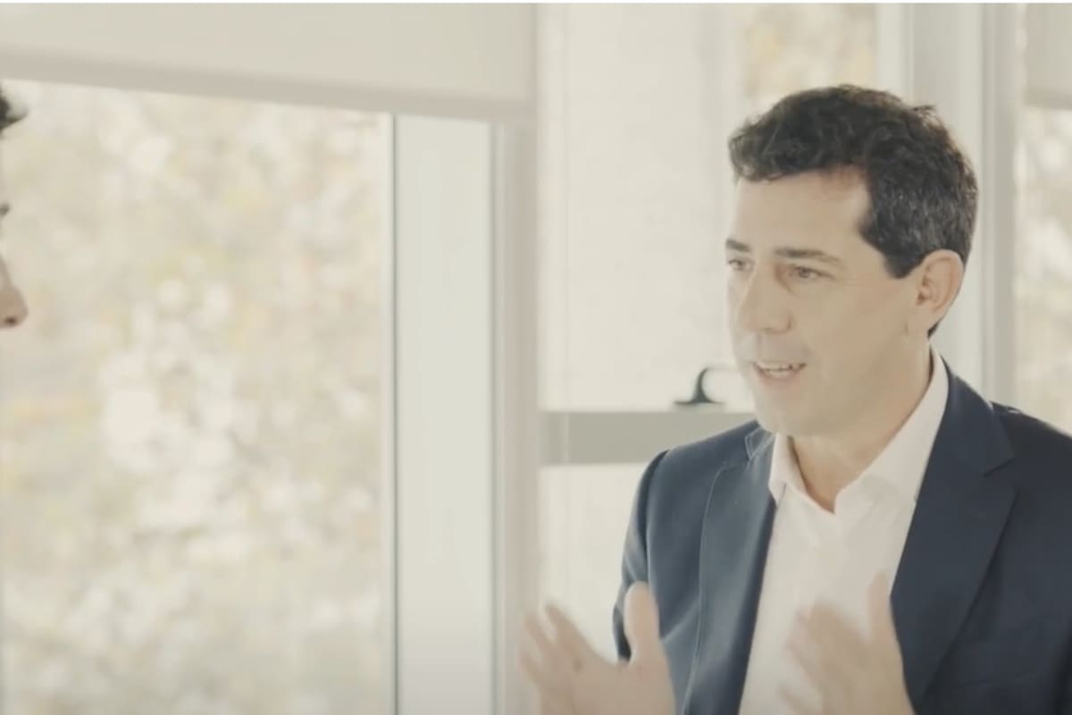 El actor Esteban Lamothe junto a Wado de Pedro