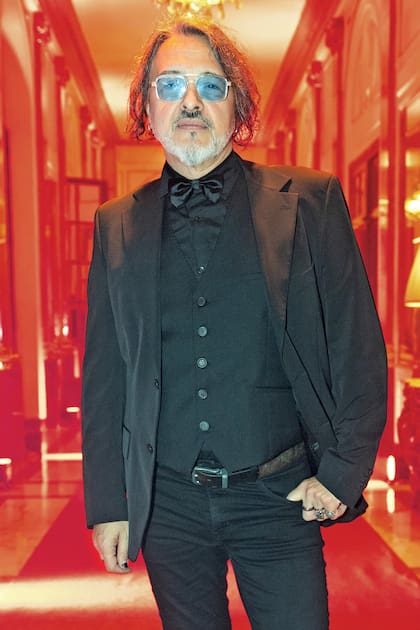 El actor Esteban Prol apostó por un impecable look total black y un traje de tres piezas