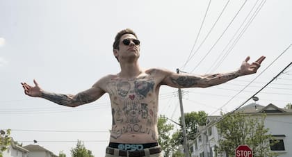 El actor estimó que le tomará 10 años deshacerse por completo de sus tatuajes (IMDb/Universal Pictures)