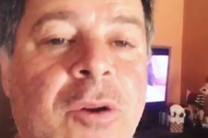 El actor explicó por qué había una película porno de fondo en su saludo navideño.