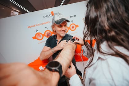 El actor Facundo Arana se acercó a chequear sus lunares.