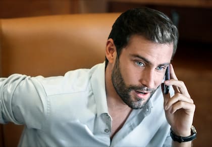 El actor Fernando Guallar interpreta a Mauricio Ambrosi, mánager del cantante entre finales de los '90 y principios del 2000.