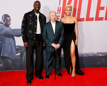 El actor francés Omar Sy y el director chino John Woo, quien apostó y se lanzó a la aventura de hacer la remake estadounidense de su propio clásico, The Killer, posaron junto a Nathalie Emmanuel