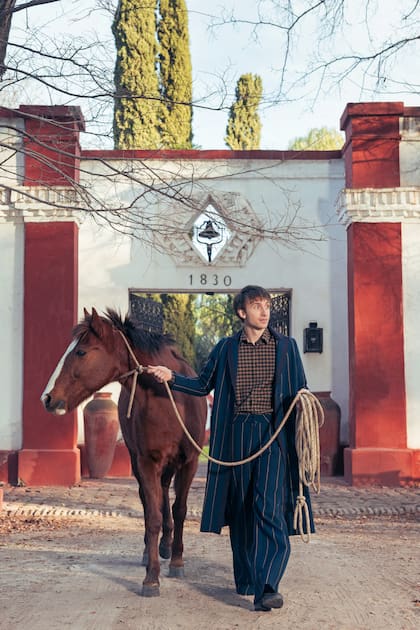 El actor frente a la entrada de
la finca