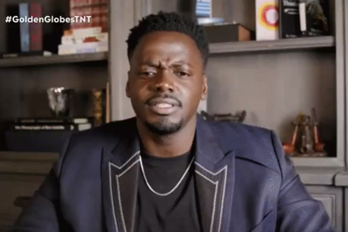 El actor fue el primer ganador de la noche y sufrió dificultades técnicas que lo desconcertaron durante su discurso de agradecimiento