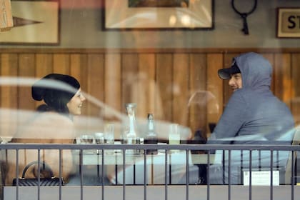 El actor fue visto con la argentina disfrutando de un almuerzo en una pizzería