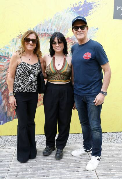 El actor Gabriel Corrado, con su esposa Constanza Feraud y su hija Clara, recién llegada de los Estados Unidos.