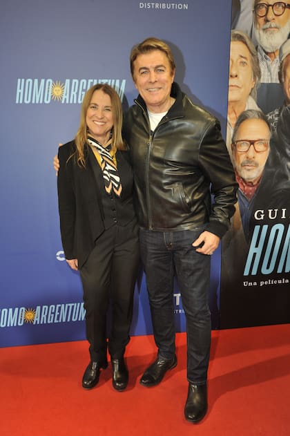 El actor Gabriel Corrado, quien hoy disfruta de su rol como conductor, se dejó ver muy contento junto a su esposa, Constanza Feraud